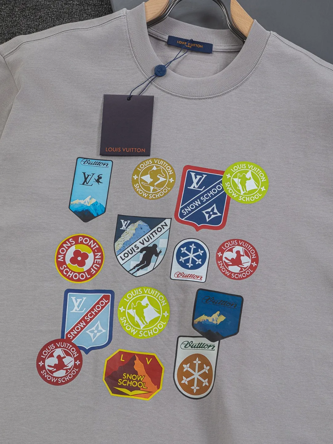 🅿️190 Louis Vuitton 1V LV micro-wide version S-XL LV 26ss New product counters are on the shelves at the same time Multi-process digital direct printing Various travel patches on the chest Micro-stamp printing Round-neck short-sleeved T-shirts, the same style for men and women! Consigned to one-to-one creation. Synchronized with the official website, pure cotton fabrics at the counter! It is close to the skin and comfortable, durable and easy to wear. It has a classic and simple logo design and meticulous original craftsmanship. Short-sleeves, a must-have item for men, do not appear to be the same for the general public, but must be unique and eye-catching. This LV short-sleeve is all about quality, comfort, the same shape and fashion as always, including fabrics and cutting techniques. All of them have been made with great effort! 320 grams of washed pure cotton fabric, pure cotton is breathable, very refreshing and comfortable for daily wear. The rib knitting on the neckline is smooth and tight, and the neckline will not be skewed if you toss it at will. The loose version, you will find that it looks really good on the upper body. The overall is minimalist and neat, super versatile for daily use! Pair it casually with a pair of pants for a youthful look. A T-shirt will make your outfit crazy. It is a fashionable item that can never go wrong! Color: Black White Gray Size: S-XL Size chart: S: Shoulder width 50-Bust 56-Length 70 M: Shoulder width 52-Bust 57-Length 72 L: Shoulder width 54-Bust 59-Length 74 XL: Shoulder width 56-Bust 62-Length 76